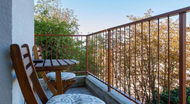 Apartment with patio — photo 4