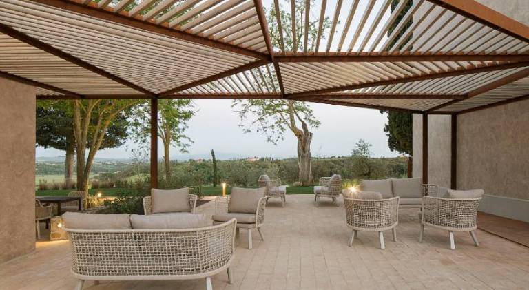 Farm with jacuzzi, yard & terrace — photo 3