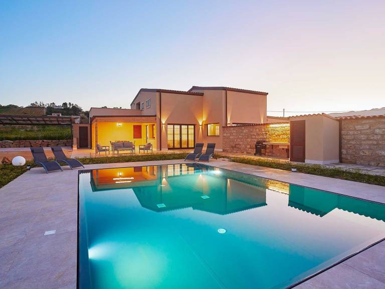 Vacation home with yard, BBQ & private pool — photo 3