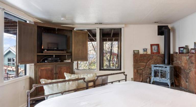 Ski In and Out, Short Walk or Drive to Ski and Bike Access, Private Hot Tub, Sleeps 6 — photo 2