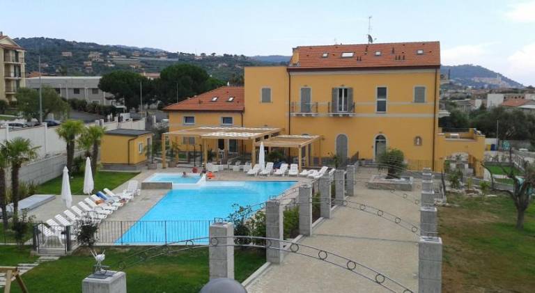 Beautiful serviced apartment with patio, private pool & yard | Pets are welcome — photo 5