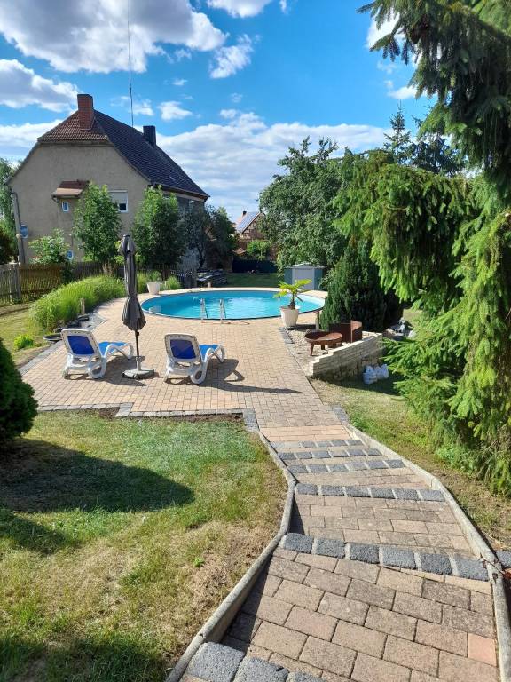 Ferienhaus mit eigenem Pool in ruhiger Lage