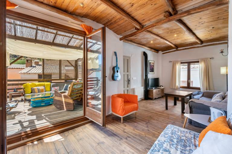 Family-oriented beautiful vacation home with terrace, grill & fast internet | River view | Suitable for remote work | Pets allowed in Granada
