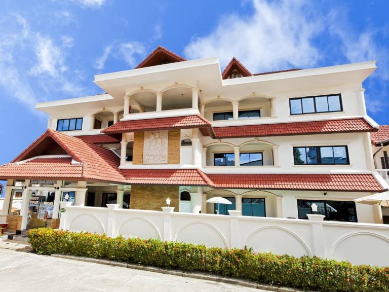 Serviced apartment with terrace, pool & garden in Patong