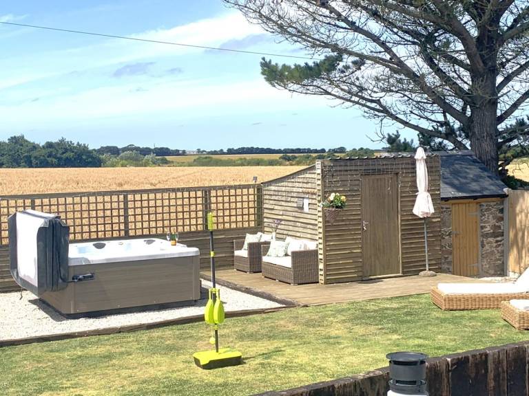 Fully equipped cottage with yard & hot tub | Pet-friendly in Newquay