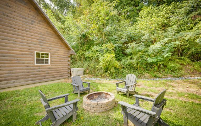 Bright, airy spaces and a hot tub! - Bear Clubhouse — photo 2
