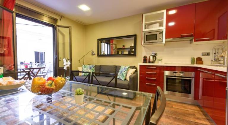 RamblasRentals Cozy Renovated 2BR with Balcony Lift 20M Rambla - Parking - Wifi in Barcelona