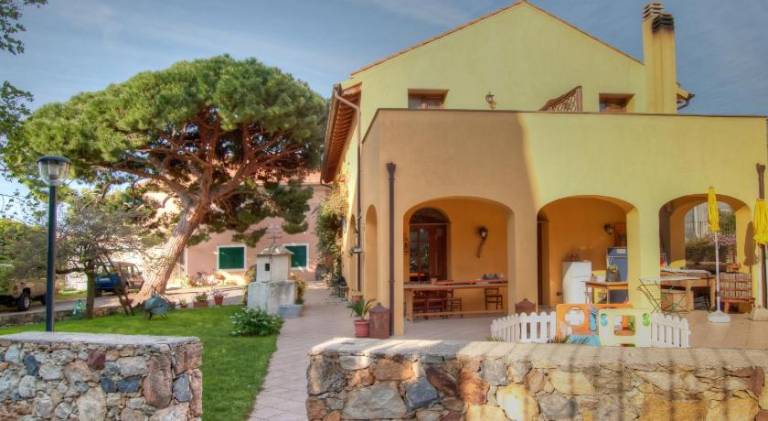 Farm with yard in Loano
