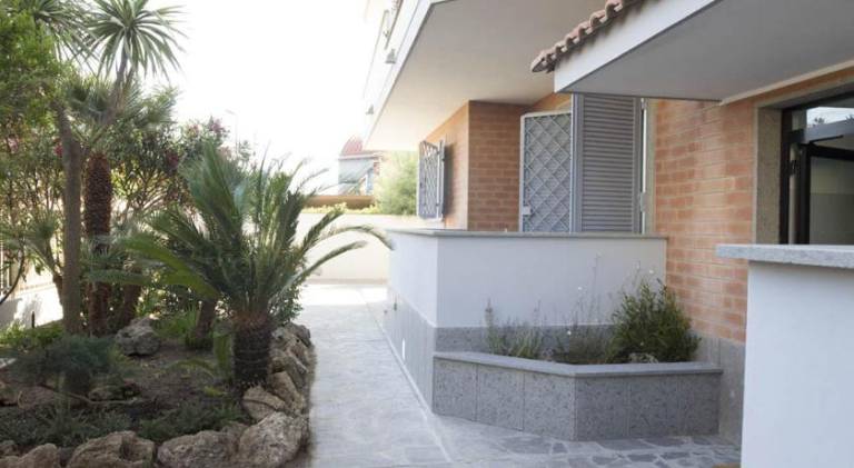 Apartment with patio & garden — photo 4