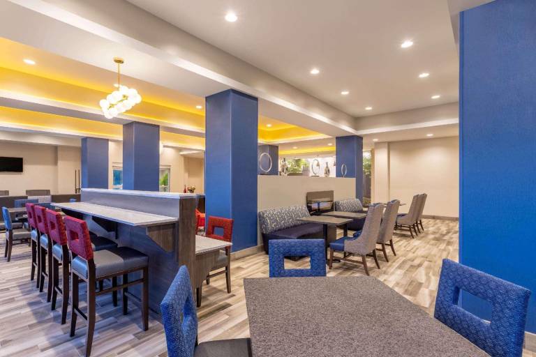 La Quinta Inn & Suites by Wyndham Bloomington — photo 3