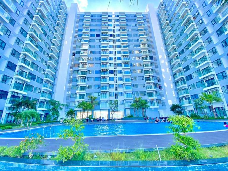 Holiday apartment with patio & pool | Perfect for remote work | Pets allowed — photo 3