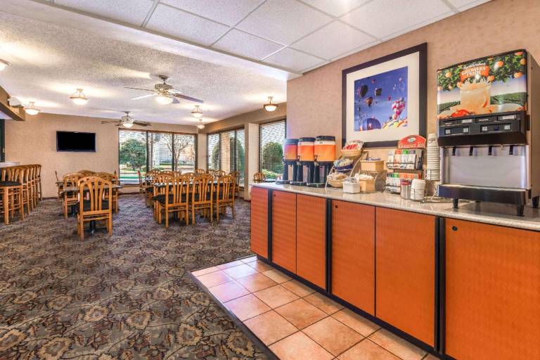 Days Inn & Suites by Wyndham Albuquerque North — photo 4