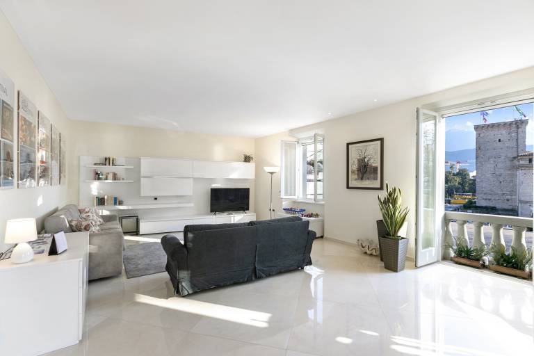 Life & View Luxury Apartment in Tenno