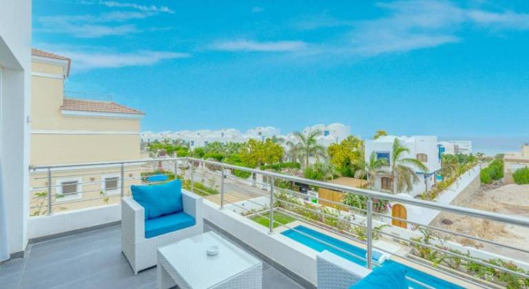 Villa with hot tub & pool — photo 4