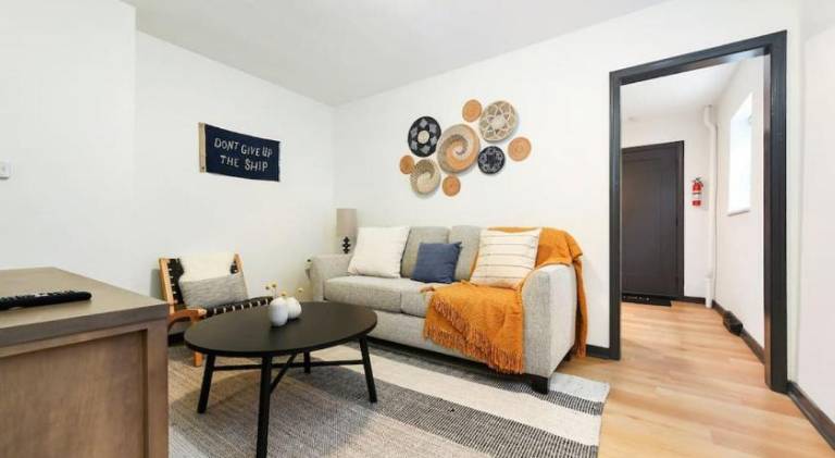 HostWise Stays - Pet Friendly Butler St Apt, Ground Floor with Private Entrance in Pittsburg, PA