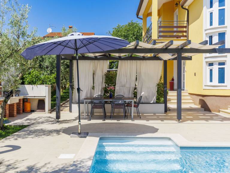 Family-oriented house with private pool, yard & barbecue | Nature view | Pet-friendly — photo 5