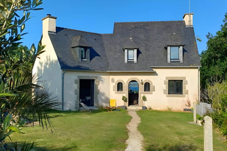 House with patio, barbecue & garden in Morlaix