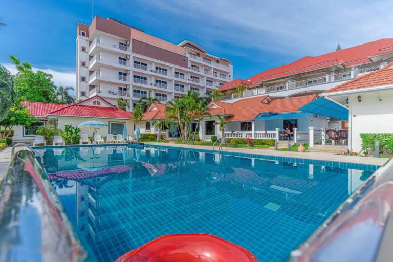 Resort 3-2BR, Pool, 300m-Beach, 5 mins to Walking St in Pattaya