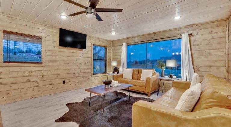 Vacation home with hot tub — photo 2