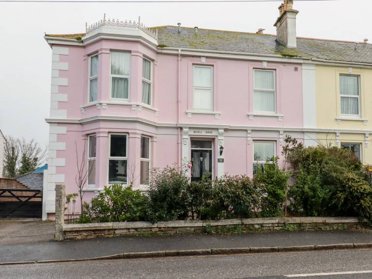Cottage with garden & grill | Beach view in Falmouth