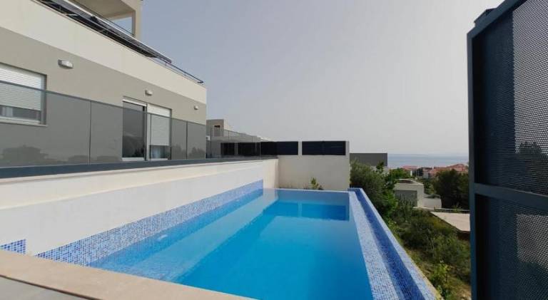 Villa with hot tub & pool in Podstrana