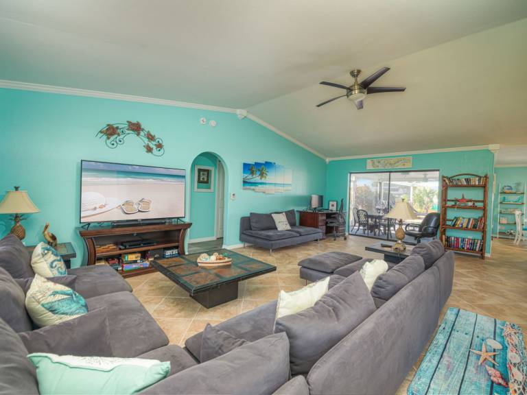 Vacation home with BBQ & private pool — photo 2