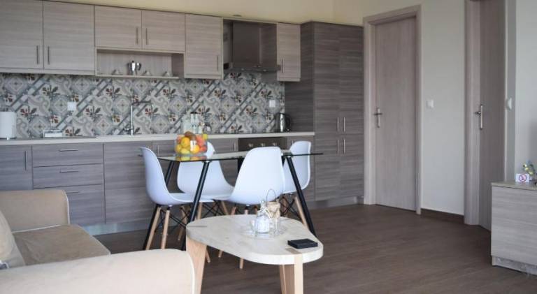 Apartment with terrace & yard — photo 2