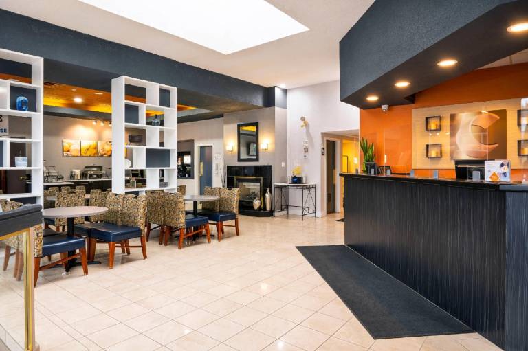 Comfort Hotel & Suites — photo 2