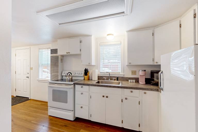 Near Golf & Parks! Couple's Haven in Klamath Falls — photo 2