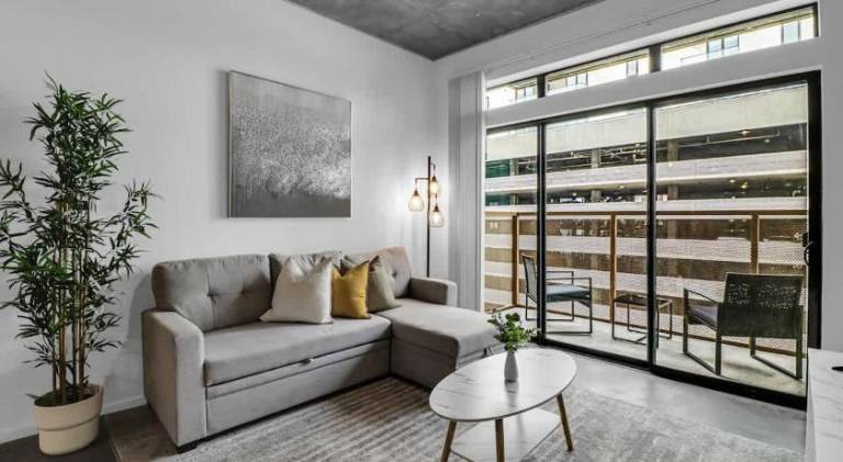 Beautiful rental apartment with pool | Pet-friendly — photo 3