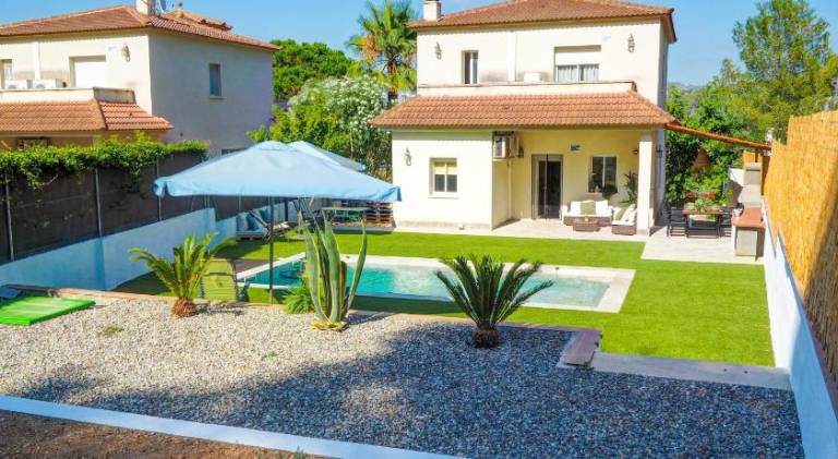 Fully equipped big villa with barbeque, terrace & garden | Pet-friendly in Barcelona