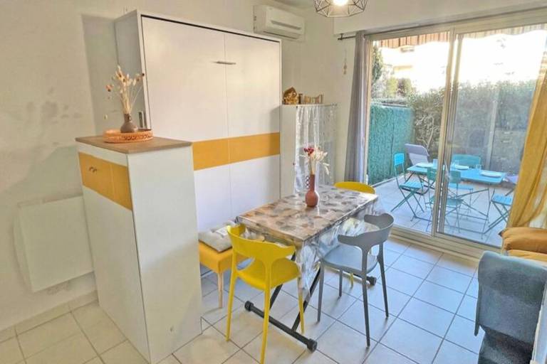 Rental apartment with patio — photo 3