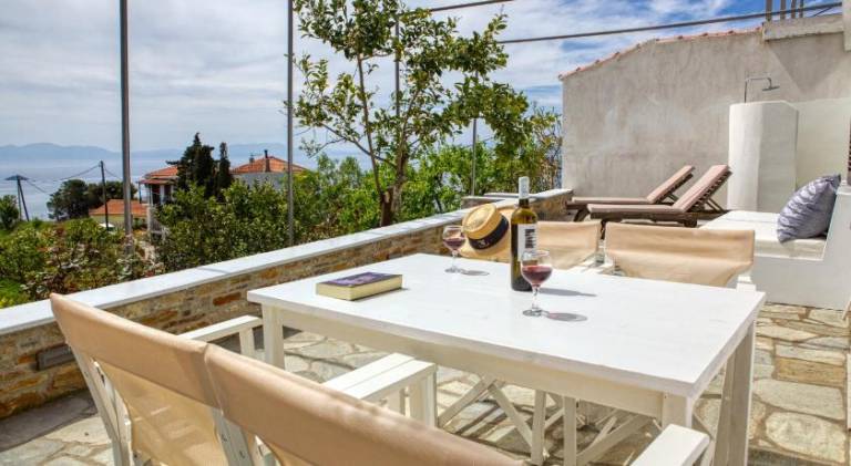 Villa with patio & garden | Pets allowed — photo 2