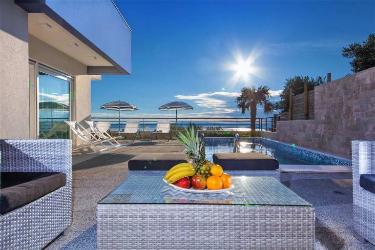 Family-oriented villa with pool, barbeque & yard | Beach view | Pet-friendly — photo 4