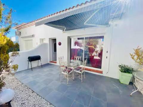 Holiday apartment with barbecue, terrace & yard — photo 4