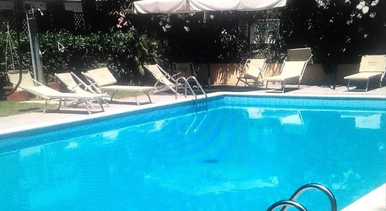 Apartment with pool — photo 3
