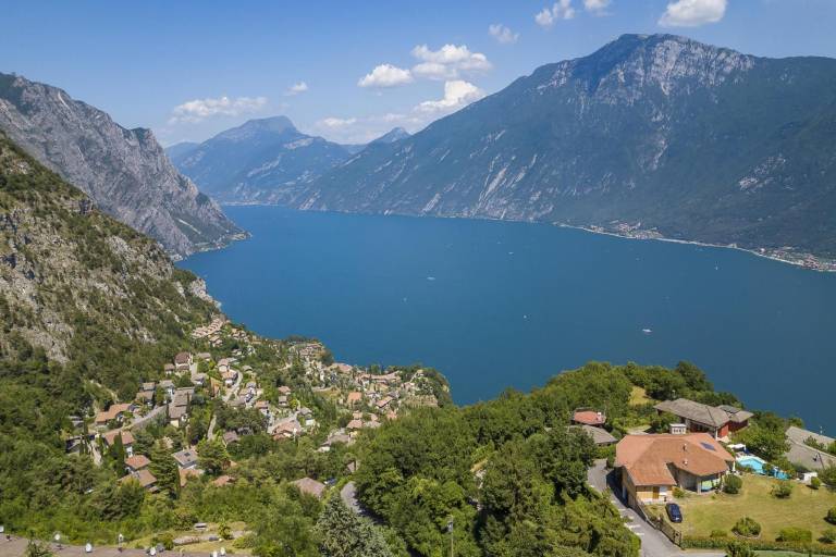 Apartment with yard & grill in Tremosine