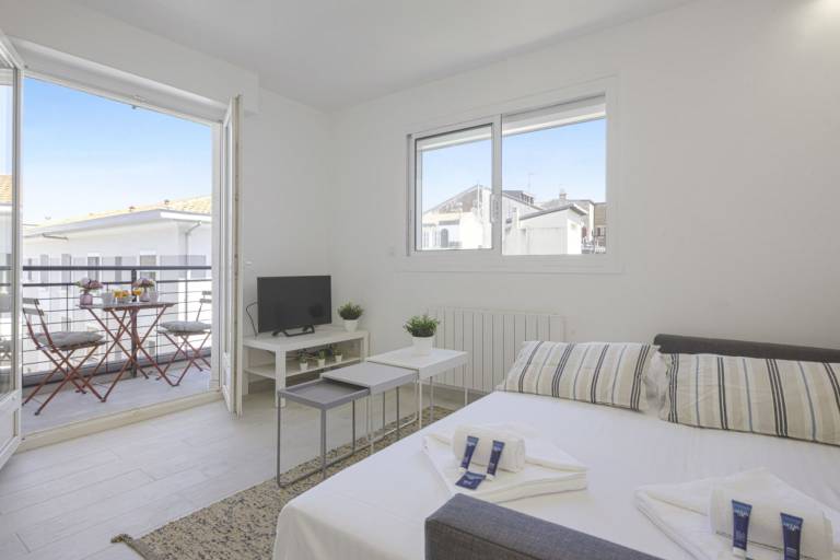 Holiday apartment with yard — photo 3