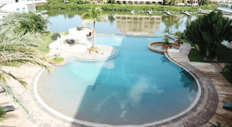 Vacation home with garden & pool — photo 4