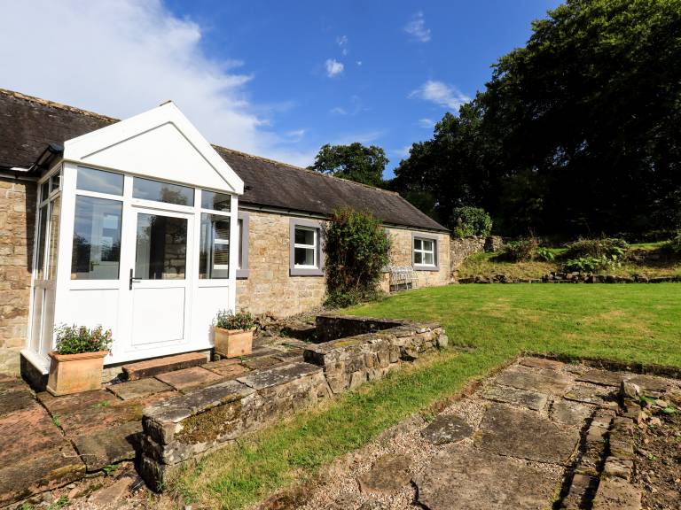 Cottage with yard — photo 3