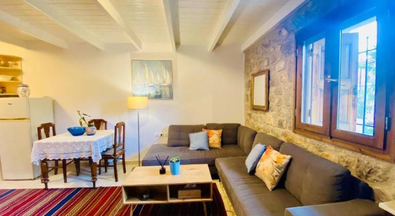 House with yard & patio in Delphi