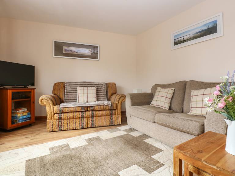 Cottage with garden & patio — photo 2