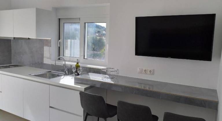 Holiday apartment with terrace, pool & yard — photo 3