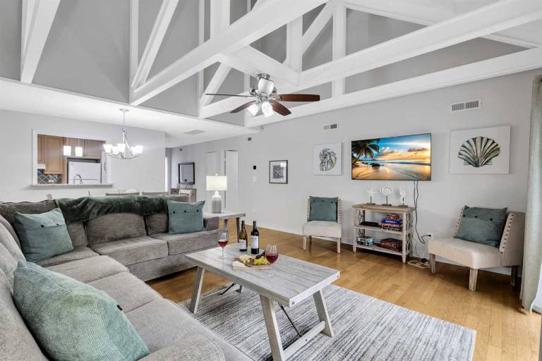 Fully equipped condo with pool | Pets are welcome in Hilton Head Island, SC