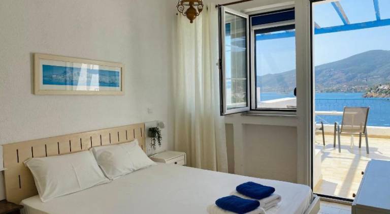 Serviced apartment with garden & patio in Poros