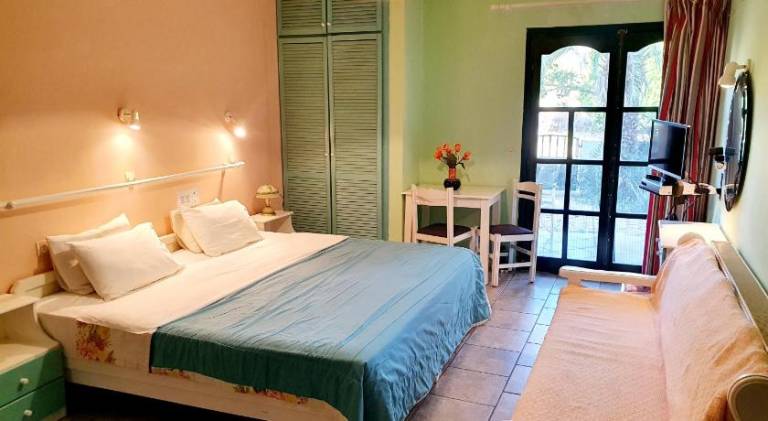 Serviced apartment with pool, hot tub & patio | Close to the beach | Pets allowed — photo 2