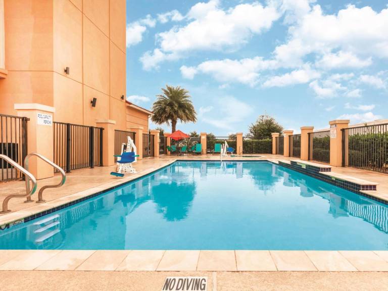 La Quinta Inn & Suites by Wyndham Houston Bush Intl Airpt E — photo 2