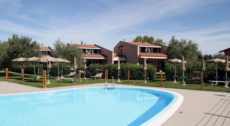 Serviced apartment with garden, barbecue & pool in Manerba del Garda