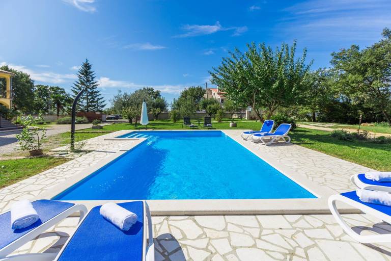 Holiday apartment with patio, yard & pool — photo 2