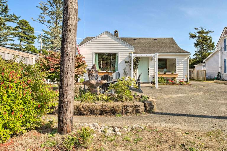 Charming Seaview Home w/ BBQ, Deck & Fire Pit — photo 4